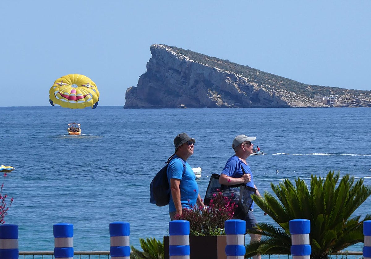 Turistas pasean por la playa en Benidorm