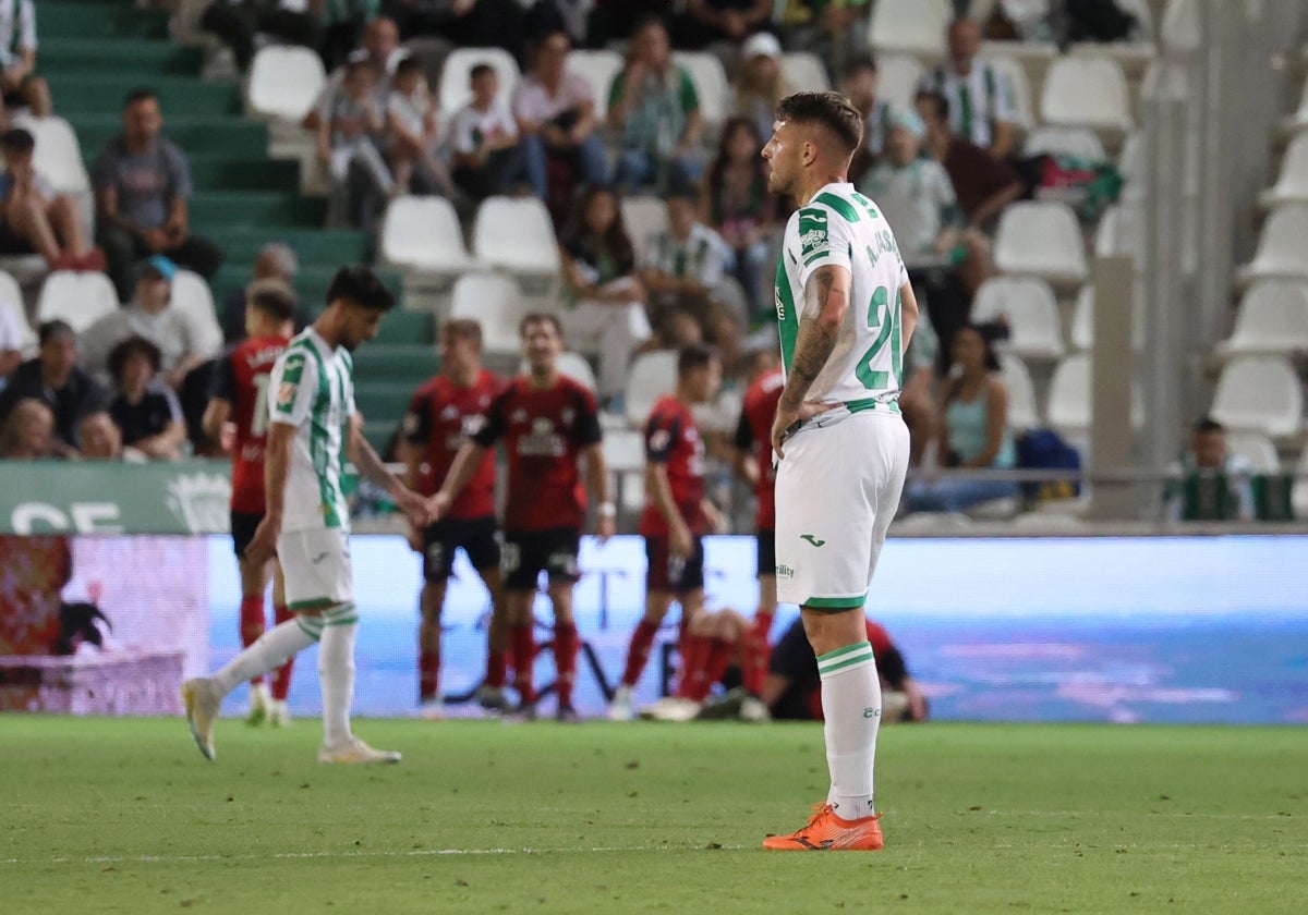 Antonio Casas se lamenta tras un gol del CD Mirandés