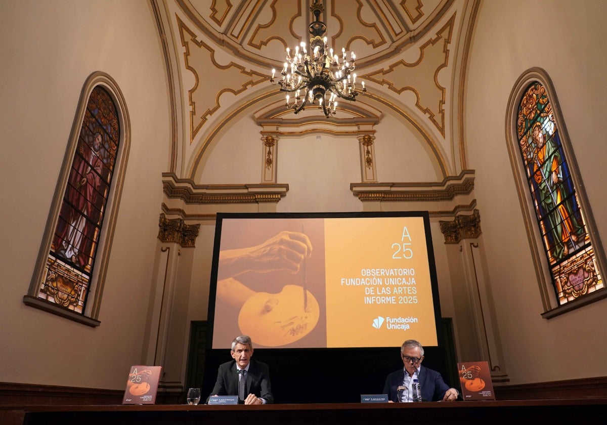 El presidente de la Fundación Unicaja, José Manuel Domínguez, junto a José Lebrero Stals, coordinador del informe.