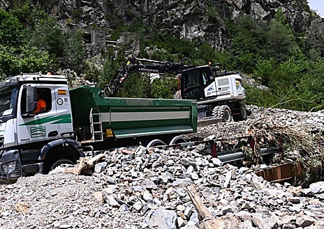 Imagen secundaria 1 - Una tormenta causa un grave desprendimiento de rocas e incomunica el Balneario de Panticosa en el Pirineo aragonés
