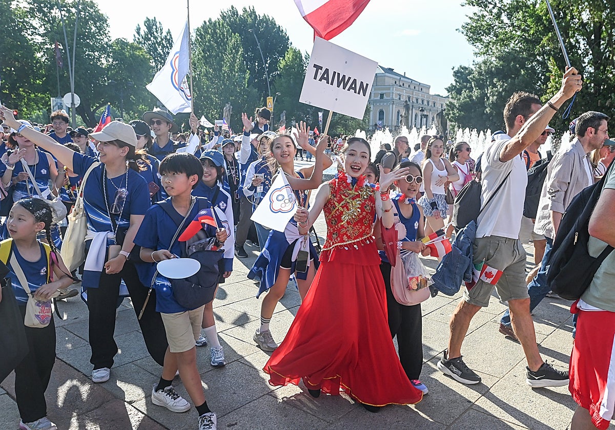 El desfile de la Dance World Tour Cup 2025 por las calles de Burgos