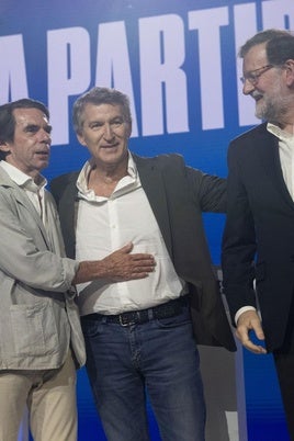 Alberto Núñez Feijóo, en el centro, junto a José María Aznar (izq) y Mariano Rajoy