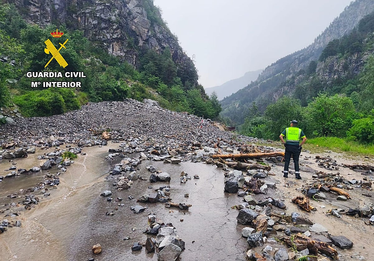 La carretera que une el pueblo de Panticosa y el hotel balenario quedó cubierta de sedimentos y rocas