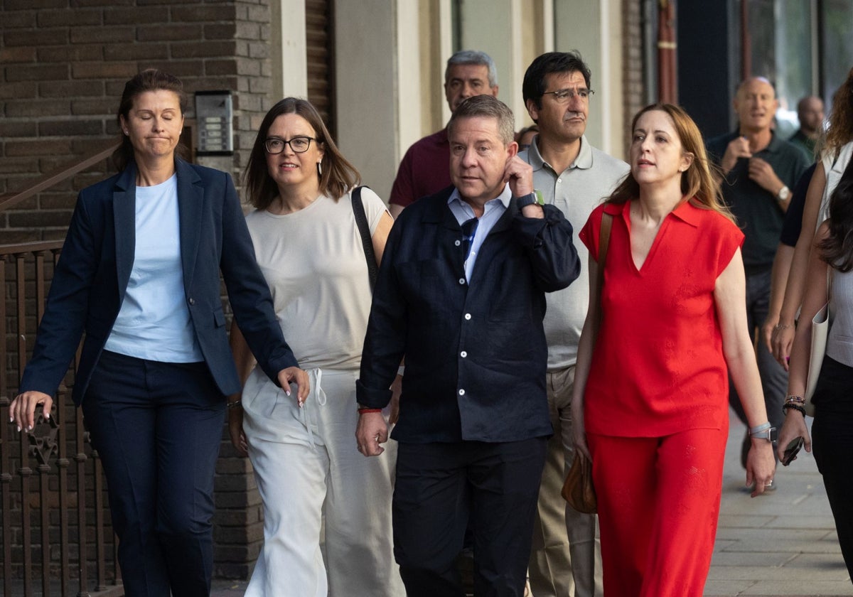 Page llega al Comité Federal del PSOE acompañado por Esther Padilla, Cristina Maestre, José Manuel Caballero y Álvaro Gutiérrez