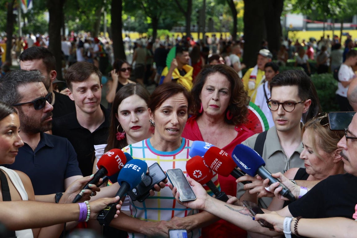La ministra de Sanidad, Mónica García, durante la manifestación Estatal del Orgullo LGTBIQ+