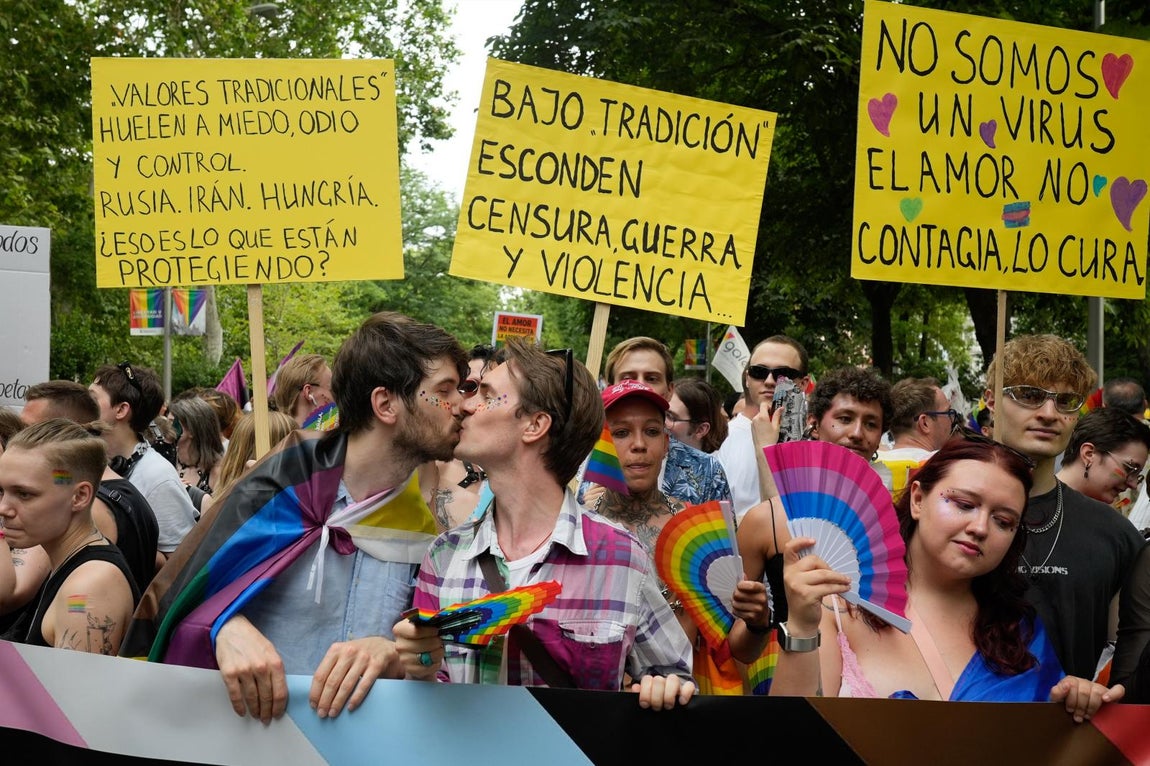 Dos manifestantes besándose en la concentración del Orgullo de Madrid