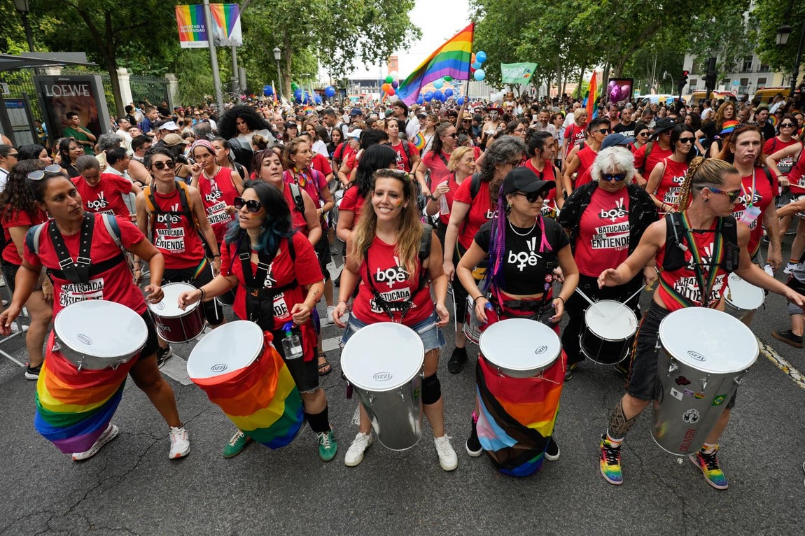 La marcha del Orgullo 2025 acompañada de tambores  y música