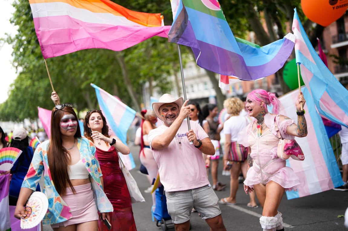Algunos de los manifestantes portando banderas en reivindicación en el Orgullo 2025