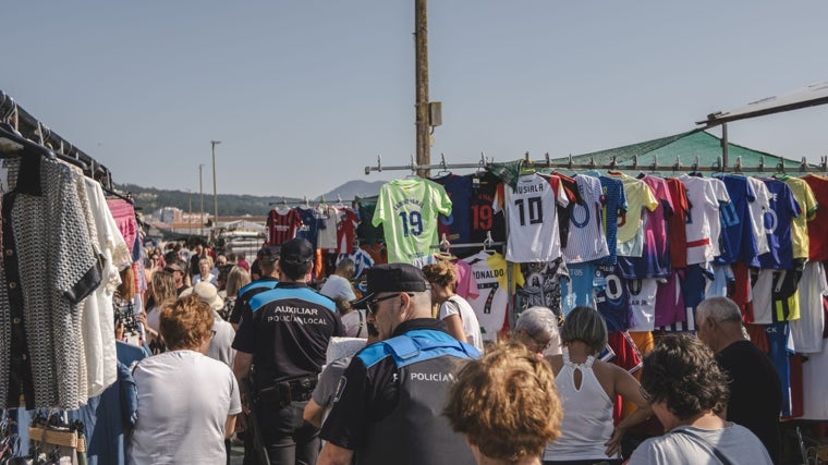 Presencia de la Policía Local en el mercadillo de Ribeira, este sábado
