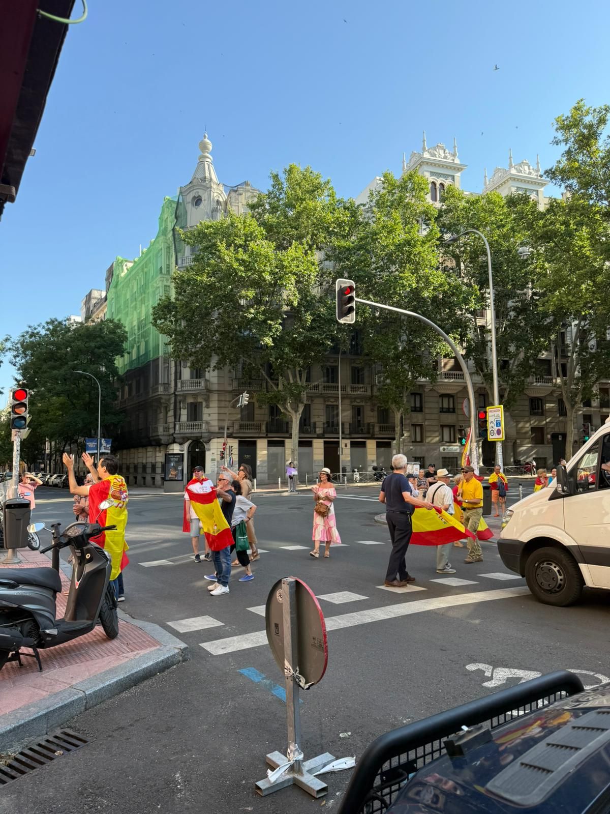 Algunas personas en Ferraz  protestan contra Pedro Sánchez