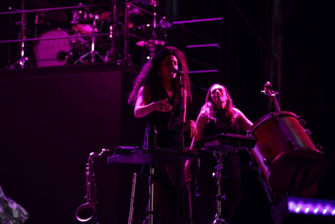 Amaral sumerge El Arenal de Córdoba en rock y poesía, en imágenes