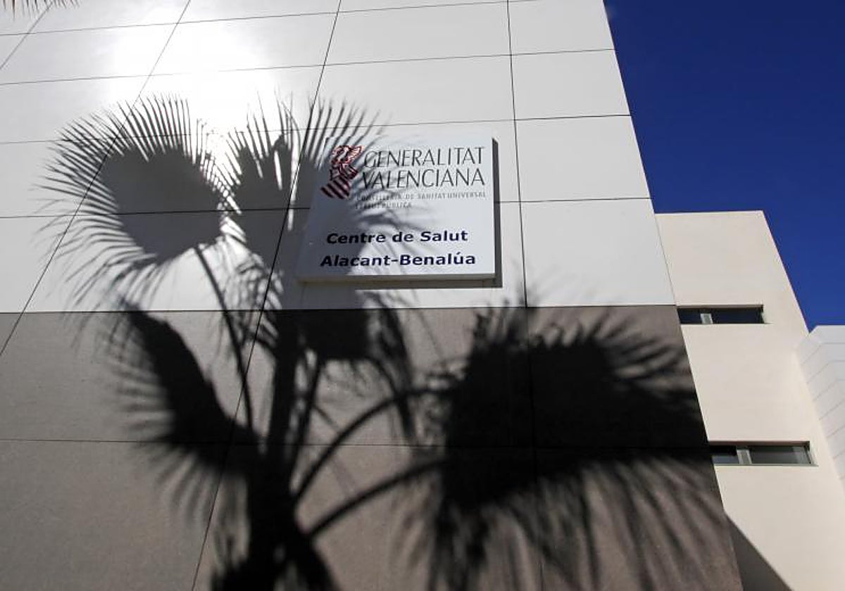 Cartel del Centro de Salud Alicante-Benalúa en valenciano