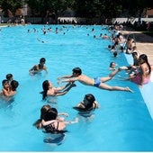 Los cordobeses disfrutan de la piscina de la Fuensanta
