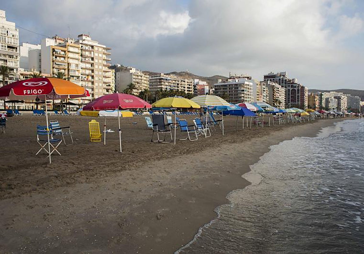 Imagen de archivo de sombrillas colocadas a primera hora en la localidad valenciana de Cullera