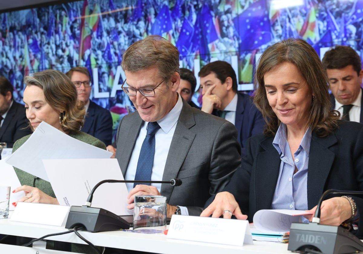 Alberto Núñez Feijçoo, junto a Carmen Fúnez