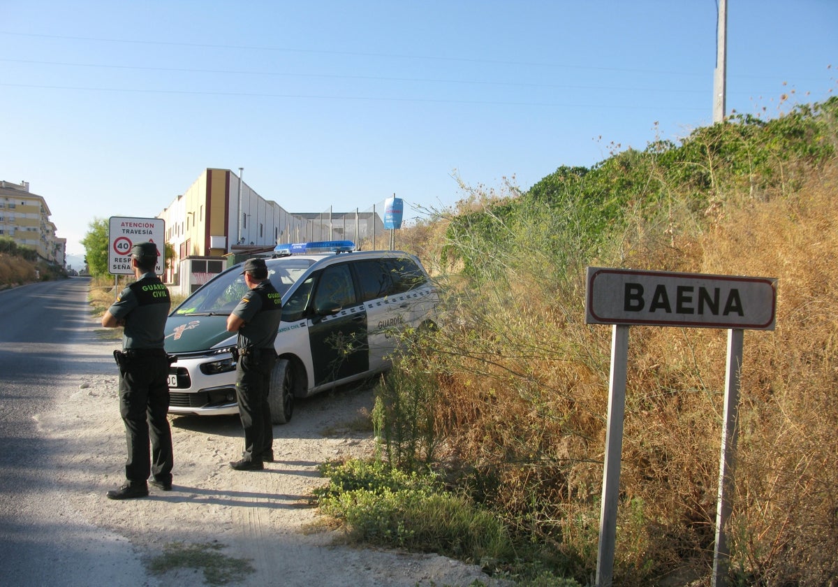Dos agentes de la Guardia Civil a la entrada de la localidad de Baena en la provincia de Córdoba