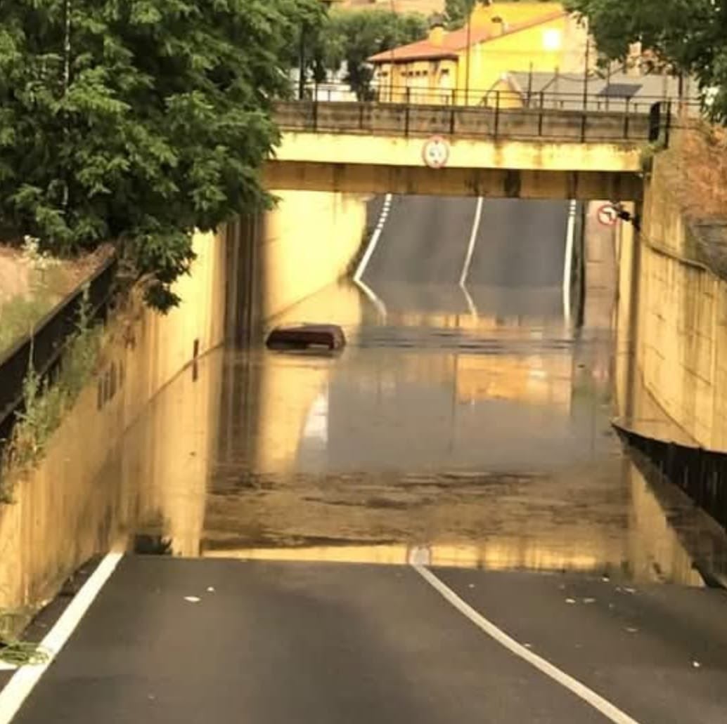 Coche atrapado en un paso subterráneo en Medina del Campo (Valladolid)
