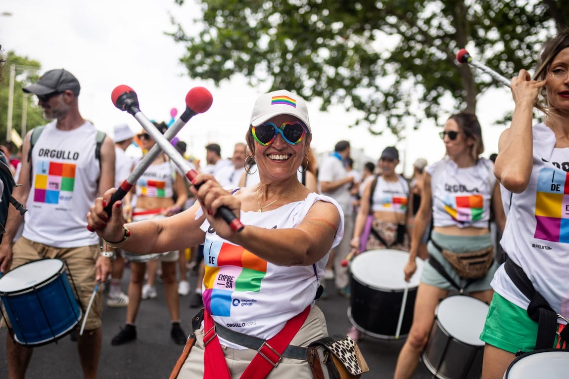 Una mujer tocando un instrumento en la manifestación del Orgullo LGTBIQ+