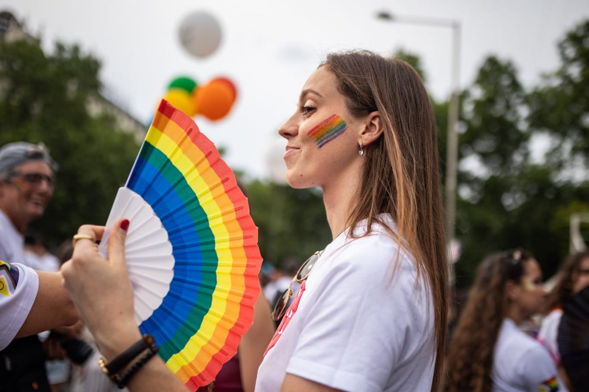 Una joven en la manifestación del Orgullo