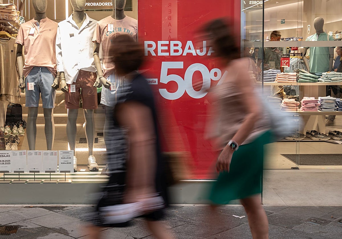 Imagen de archivo de un comercio en la campaña de rebajas