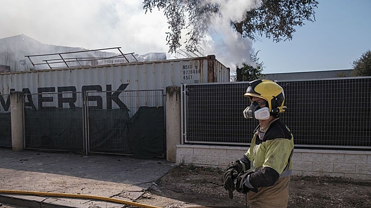Los bomberos siguen trabajando en la extinción del incendio por tercer día consecutivo
