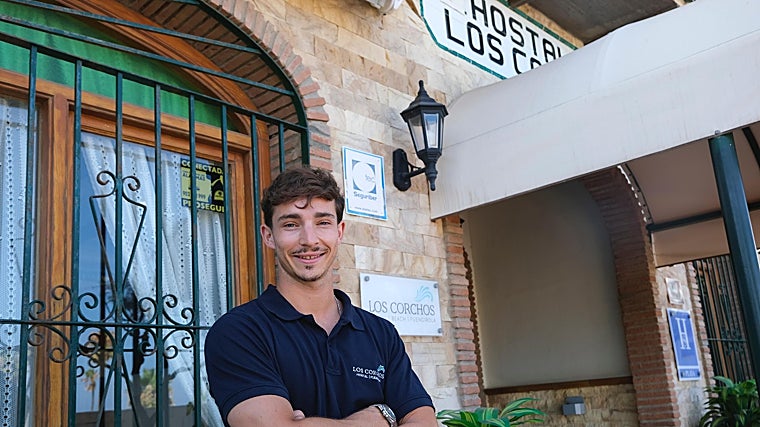 Álvaro Sánchez, trabajador del Hostal Los Corchos posa frente a la entrada.