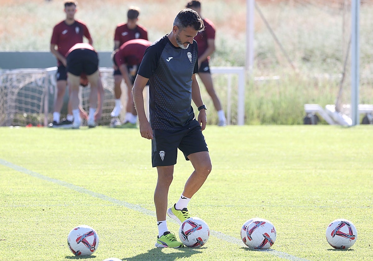 El técnico blanquiverde Iván Ania durante un entrenamiento