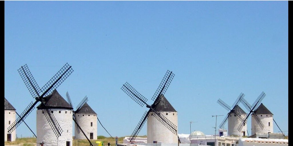 El viento arrasa las aspas del molino Inca Garcilaso en Campo de Criptana (Ciudad Real)