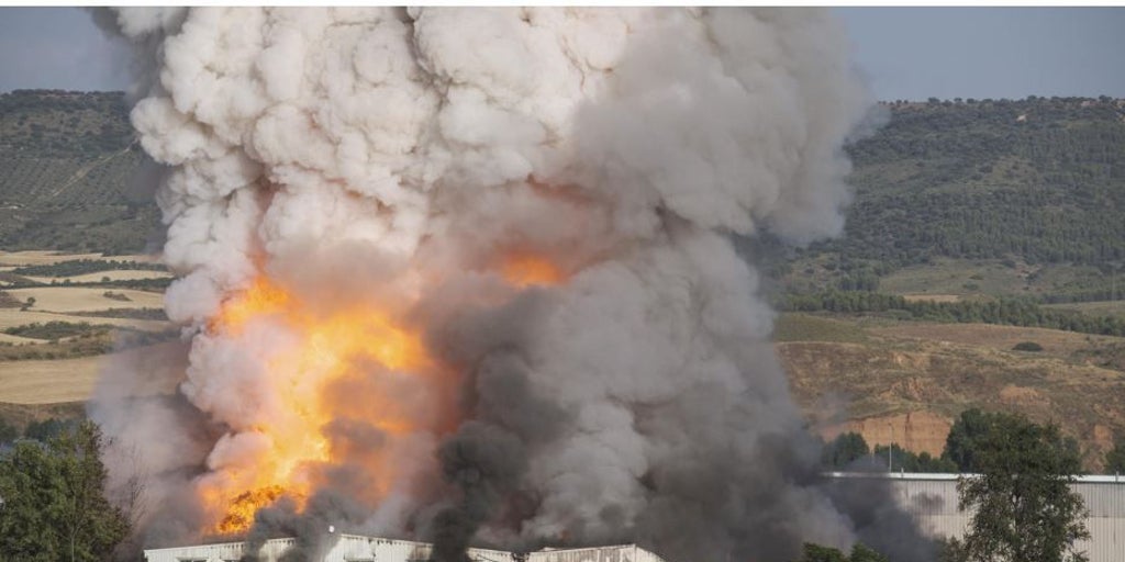 Se mantienen las recomendaciones de no salir de casa a la población en cinco municipios por el incendio de Azuqueca (Guadalajara)