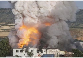 Se mantienen las recomendaciones de no salir de casa a la población en cinco municipios por el incendio de Azuqueca (Guadalajara)