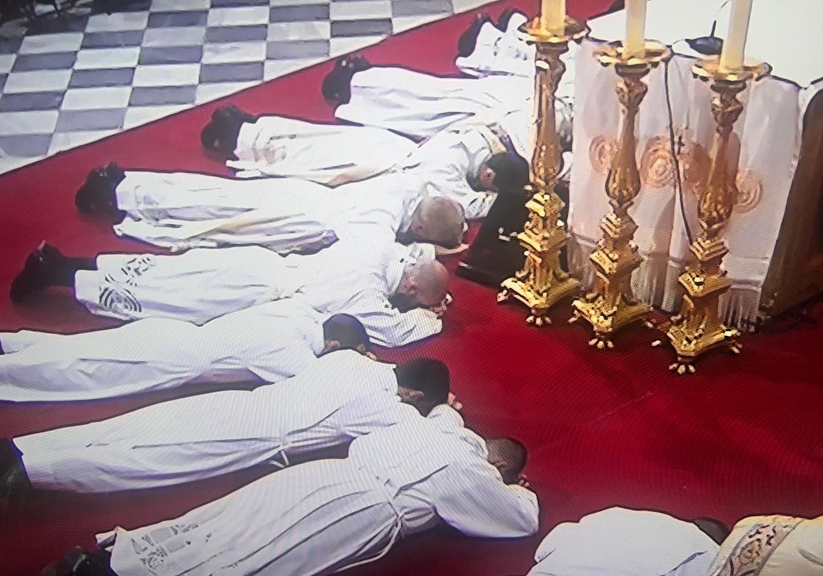 Los nuevos sacerdotes, postrados en el altar
