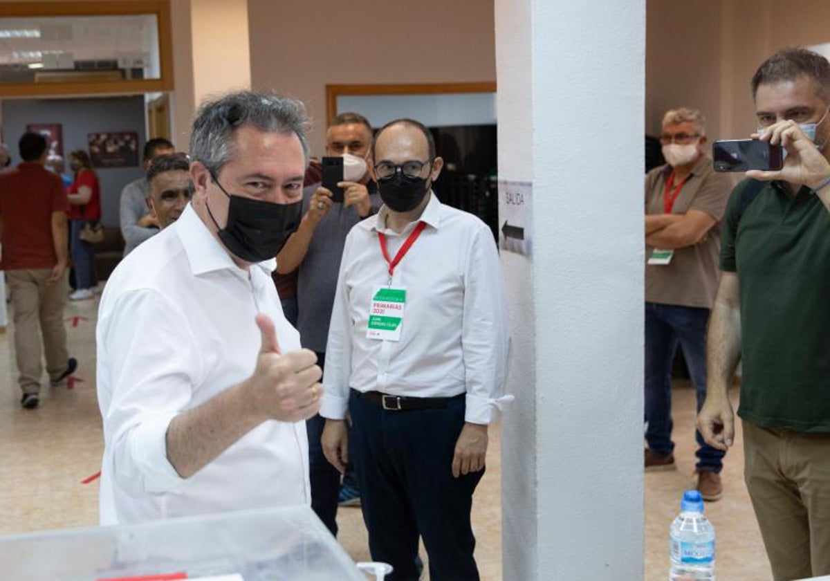 Juan Espadas votando en las primarias de 2021
