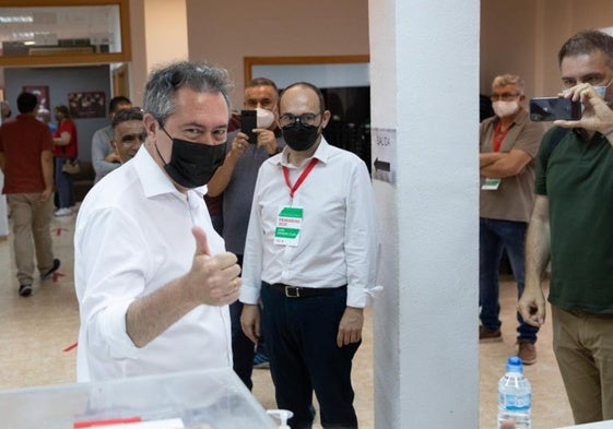 Juan Espadas votando en las primarias de 2021