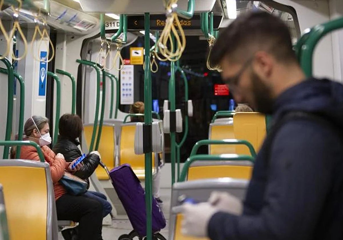 El delegado del Gobierno anima a los andaluces a usar el transporte público aprovechando los descuentos