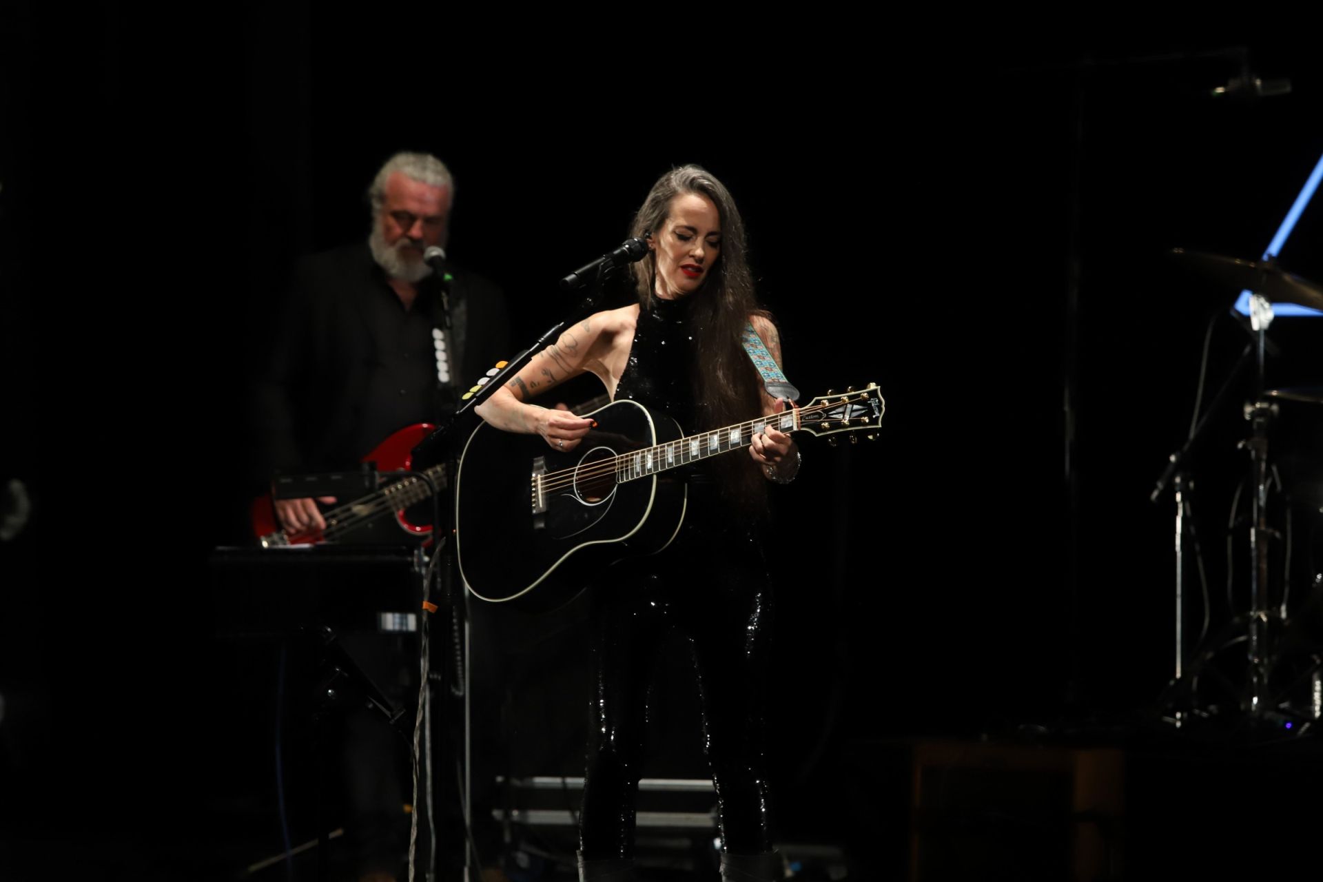 Vega hace feliz al Gran Teatro de Córdoba con su canción, en imágenes