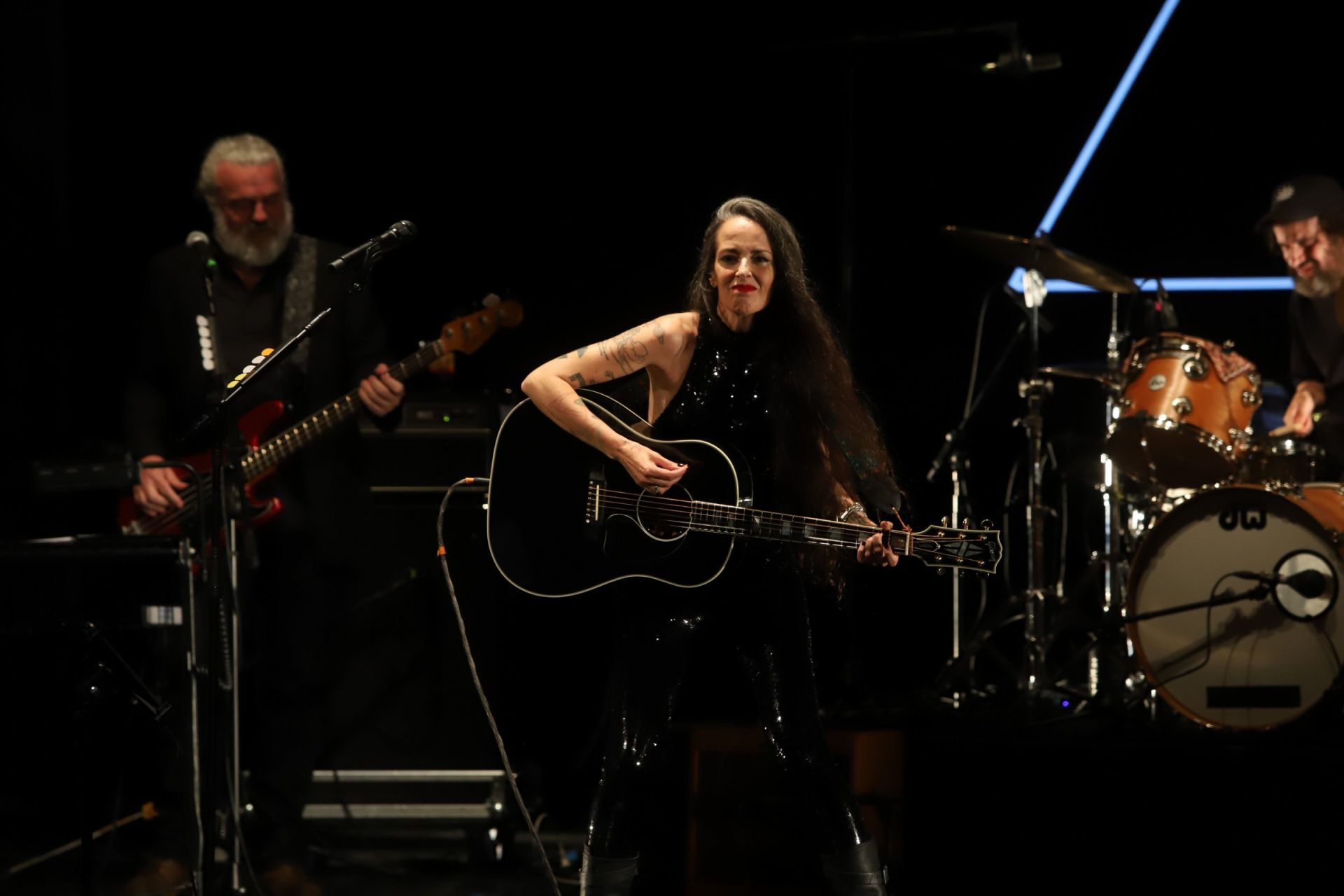 Vega hace feliz al Gran Teatro de Córdoba con su canción, en imágenes