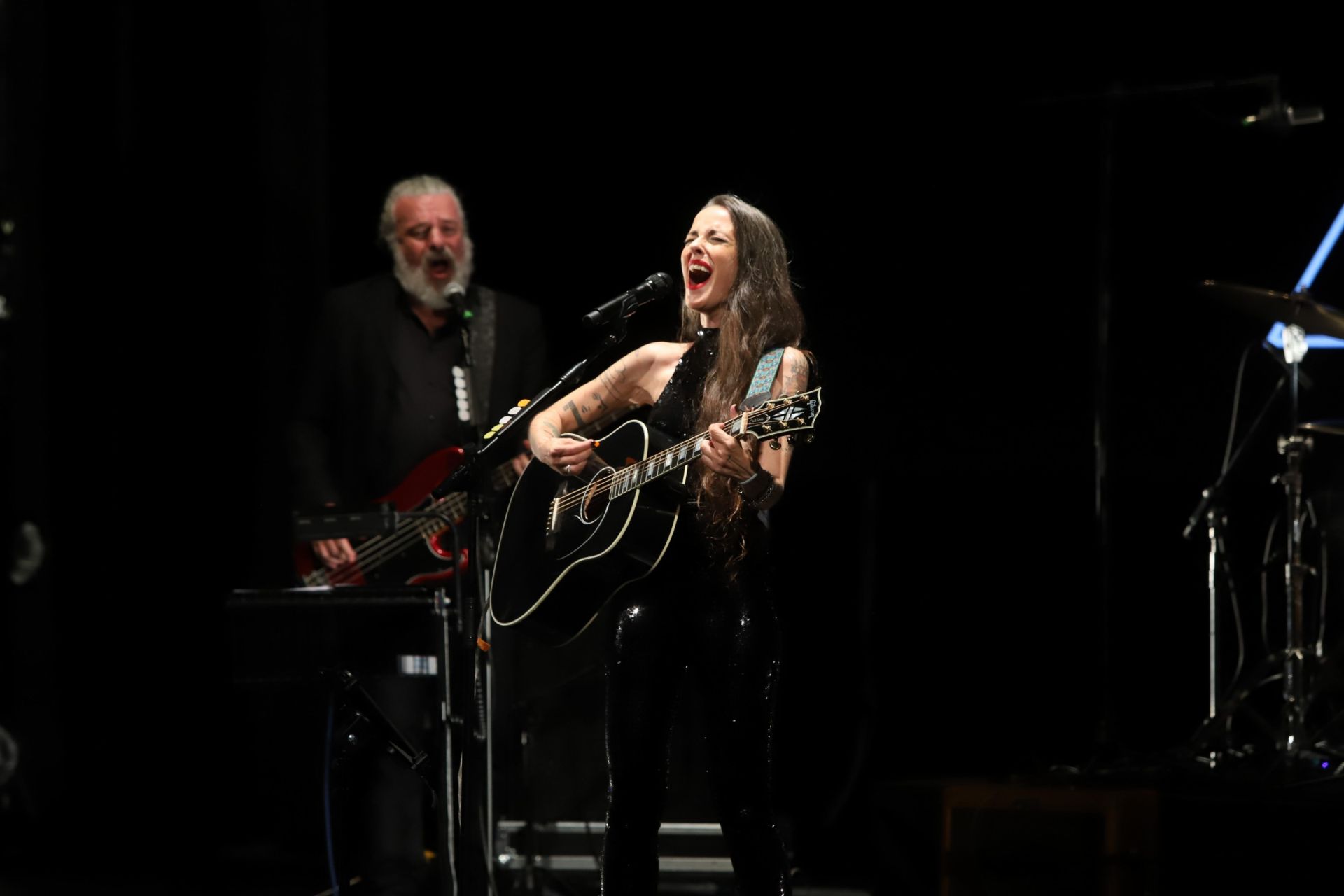 Vega hace feliz al Gran Teatro de Córdoba con su canción, en imágenes