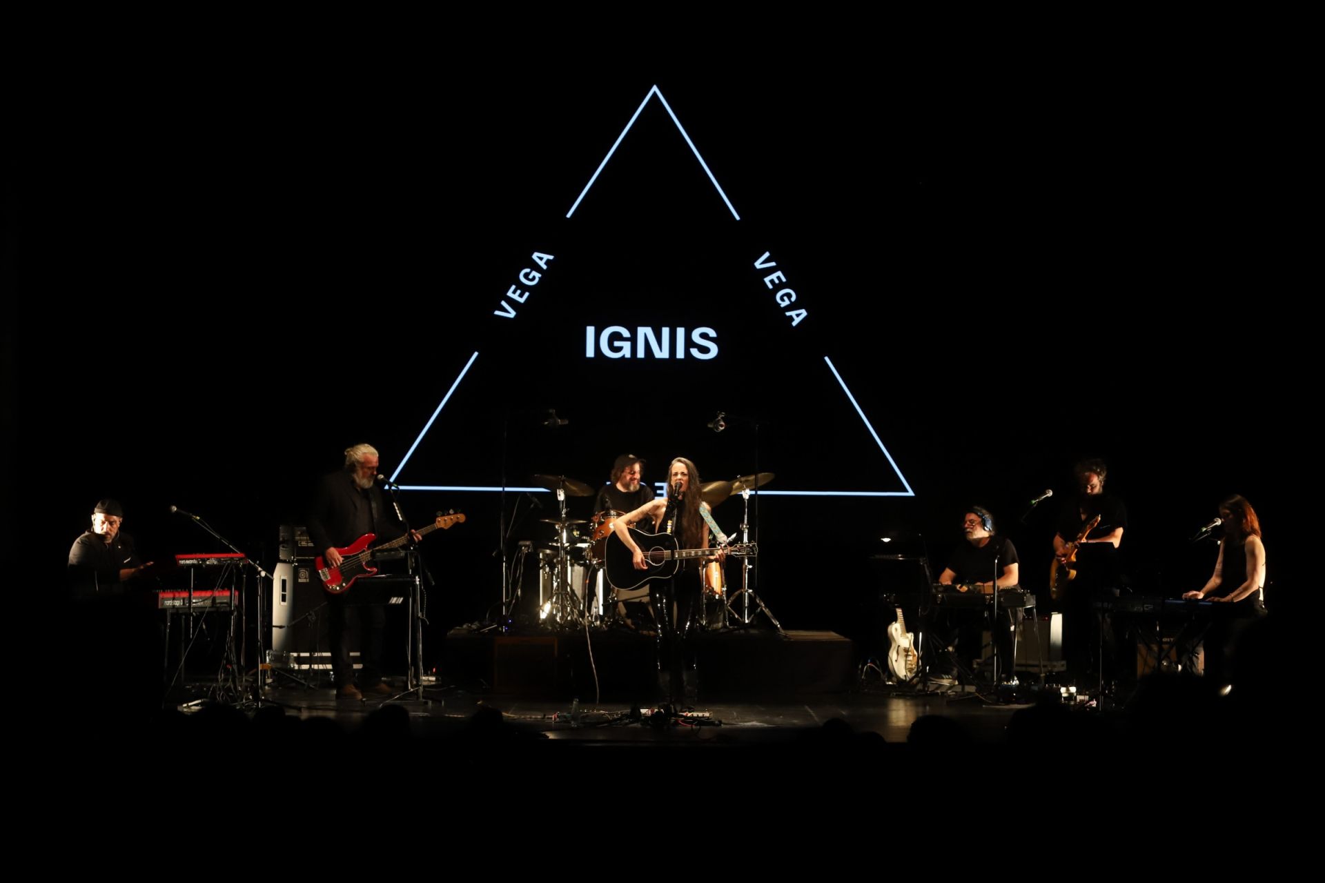 Vega hace feliz al Gran Teatro de Córdoba con su canción, en imágenes