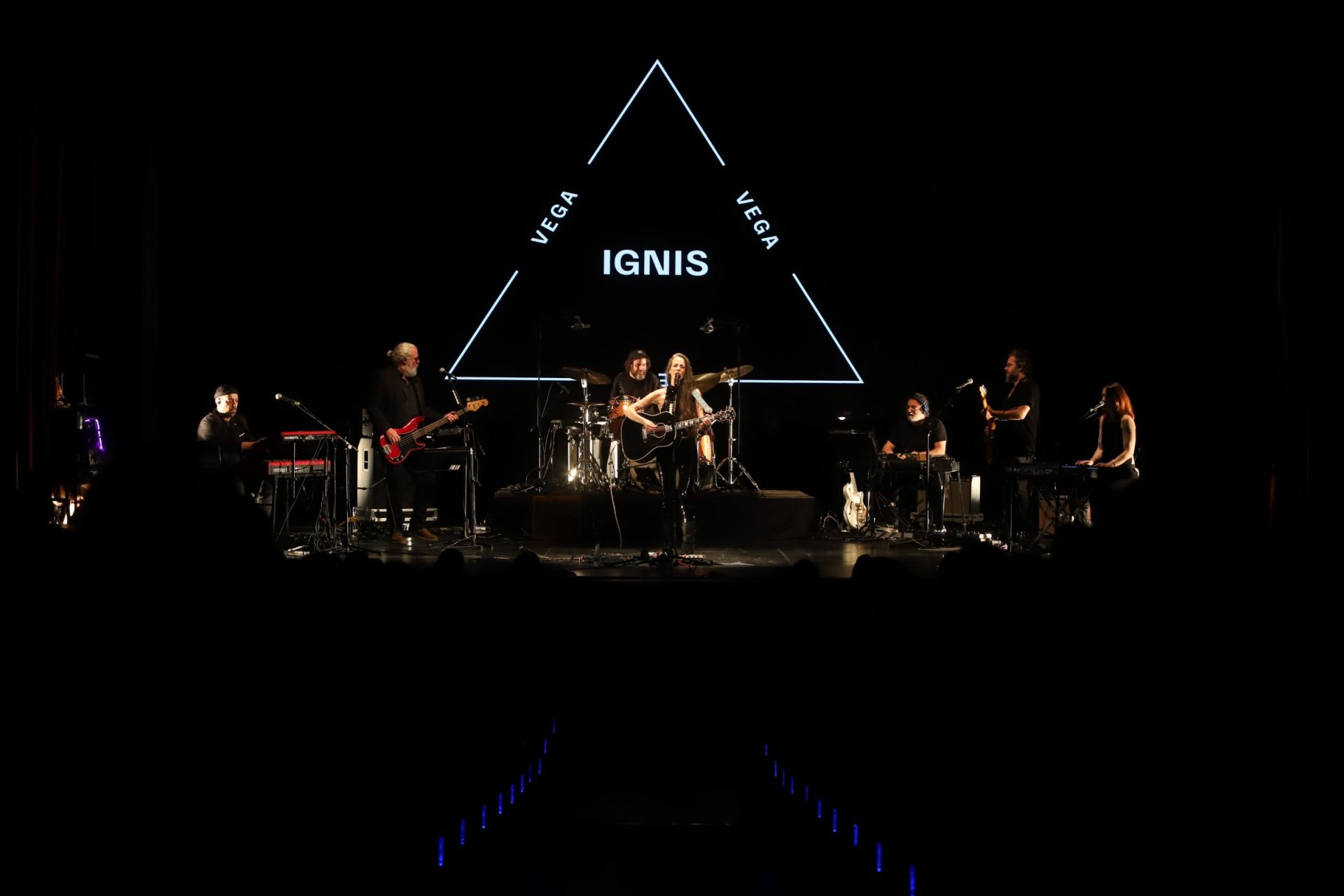 Vega hace feliz al Gran Teatro de Córdoba con su canción, en imágenes