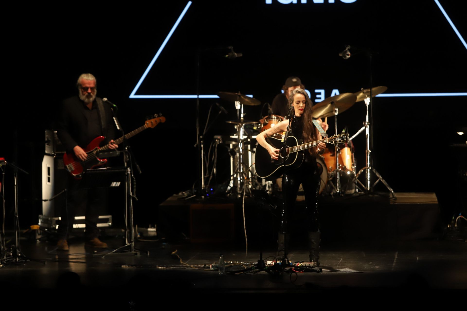 Vega hace feliz al Gran Teatro de Córdoba con su canción, en imágenes