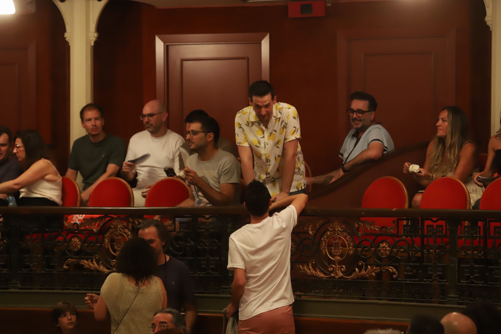 Vega hace feliz al Gran Teatro de Córdoba con su canción, en imágenes