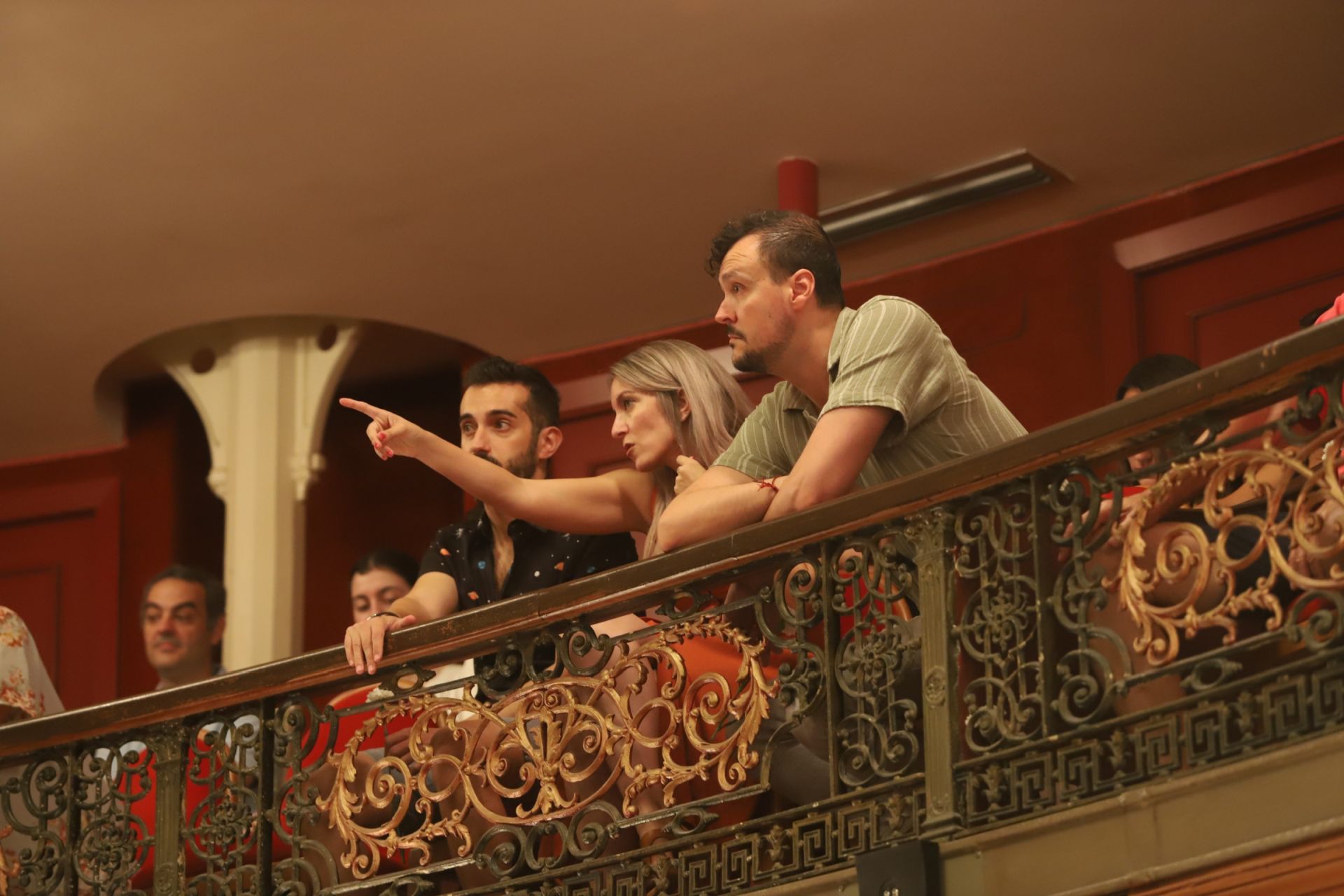 Vega hace feliz al Gran Teatro de Córdoba con su canción, en imágenes