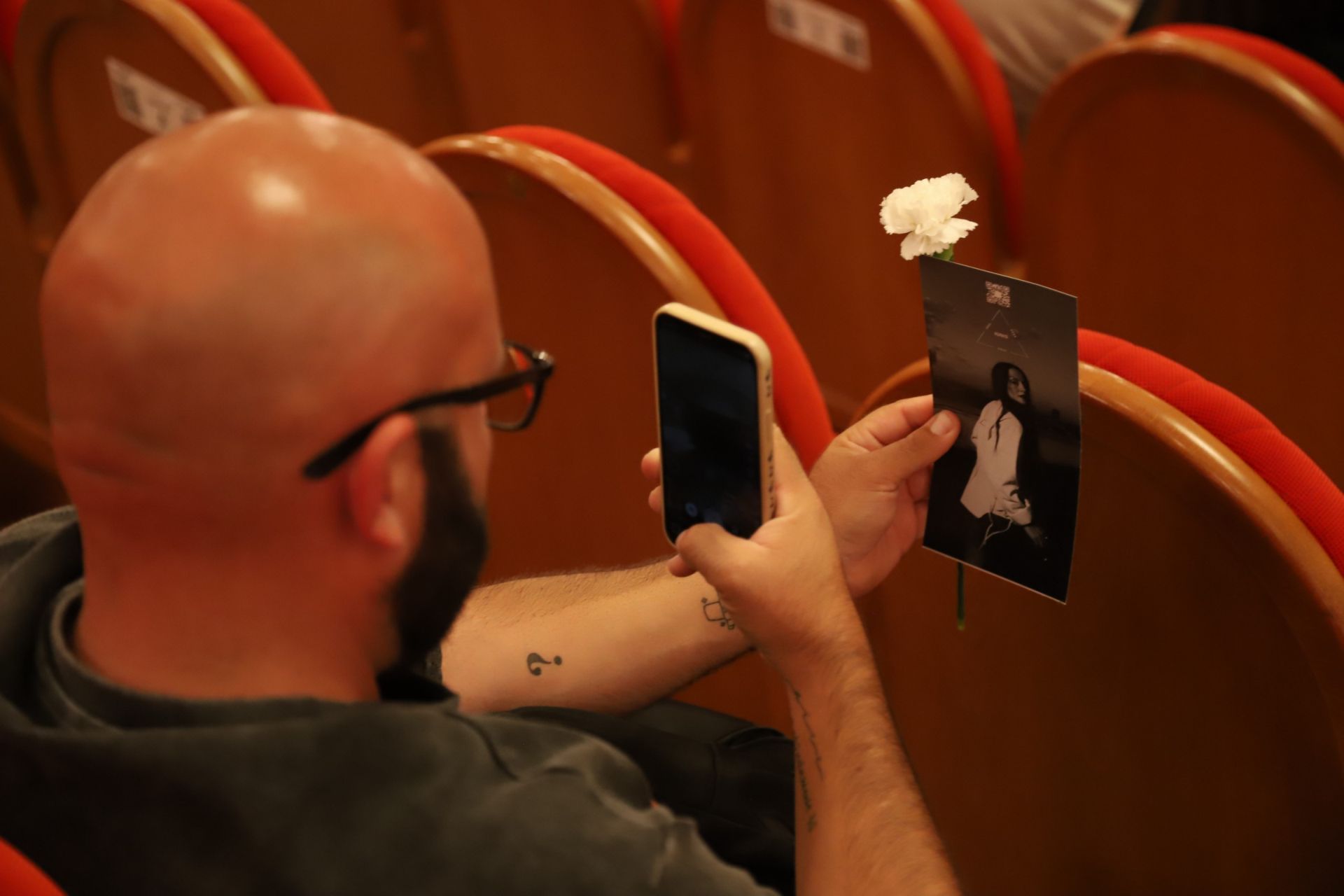 Vega hace feliz al Gran Teatro de Córdoba con su canción, en imágenes