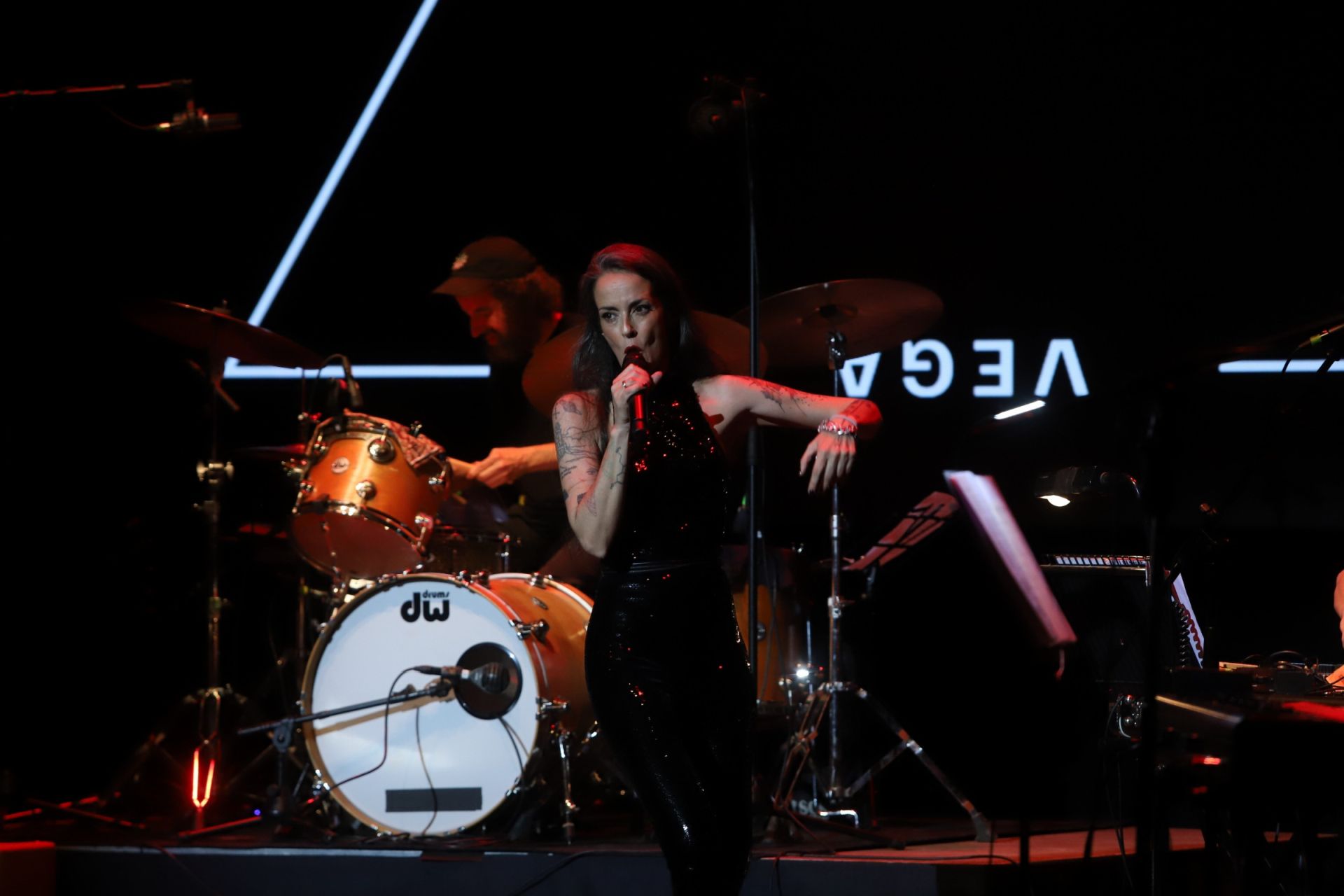 Vega hace feliz al Gran Teatro de Córdoba con su canción, en imágenes