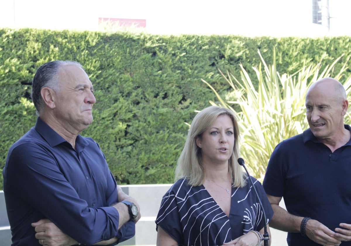 Ana Isabel Abengózar, flanqueda por Luis Carlos Sahuquillo, y José Manuel Carrizo