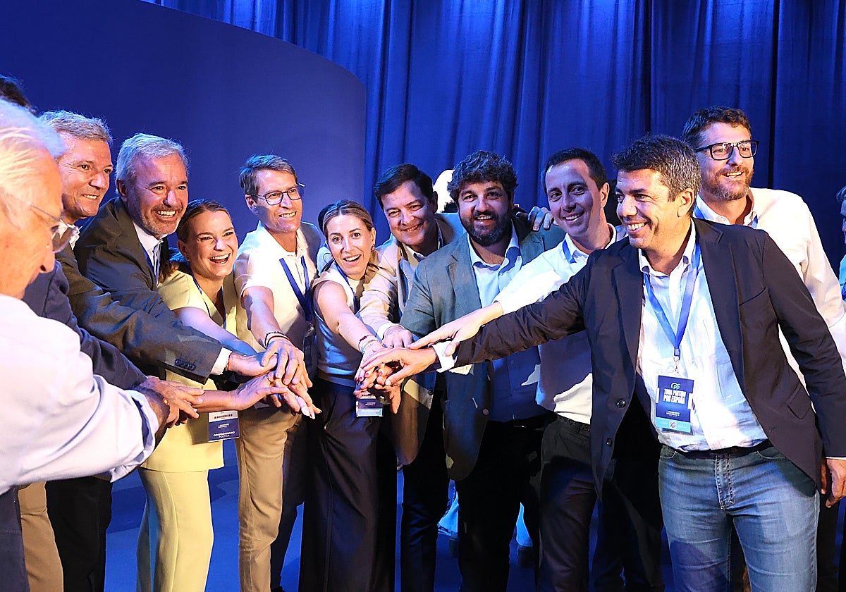 El presidente del PP de Castilla y León, Alfonso Fernández Mañueco, junto a otros miembros del partido en el último día del Congreso nacional del PP
