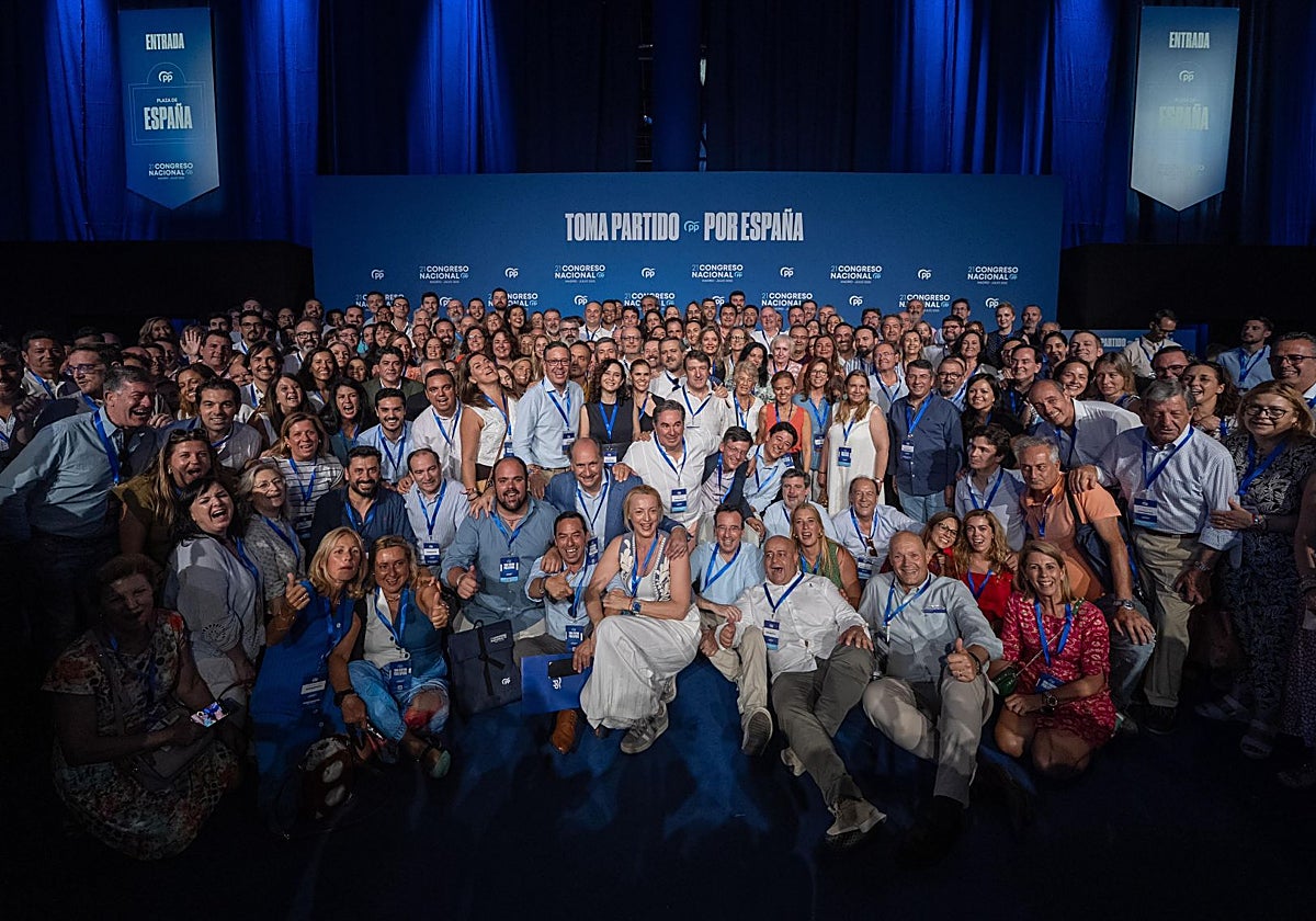 Isabel Díaz Ayuso, rodeada de delegados del PP de Madrid en el último congreso nacional