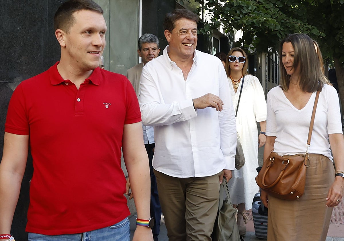 Besteiro, en el centro, a su llegada a la sede del PSOE en la madrileña calle de Ferraz este fin de semana