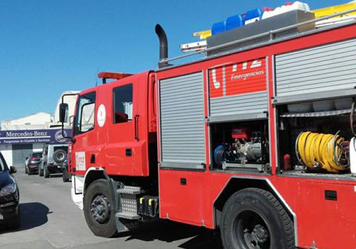 Un incendio en una nave de chatarra en Padul levanta una columna de humo visible a varios kilómetros