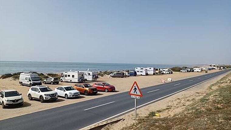 Coches aparcados junto a la Playa de la Bota, en Punta Umbría